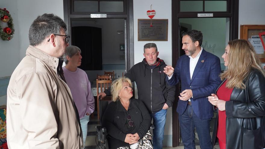 Los socialistas Daniel Pérez y Jorge Quero, junto a vecinos de la Colonia de Santa Inés