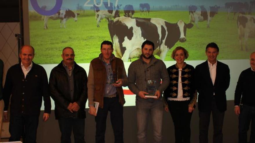 Lorenzo Vilameá, con barba, junto a representantes de Danone.