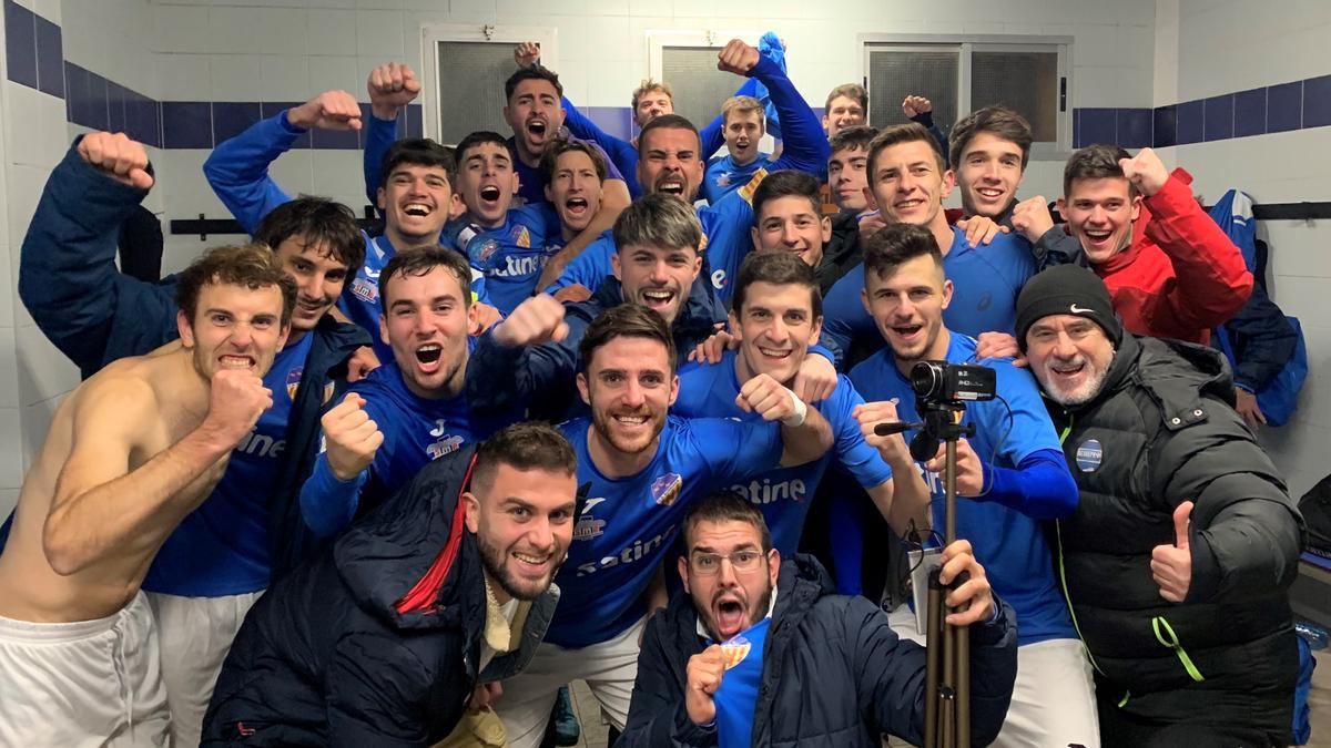 Celebración de la victoria de los jugadores del Burriana frente al Alboraya (0-1).