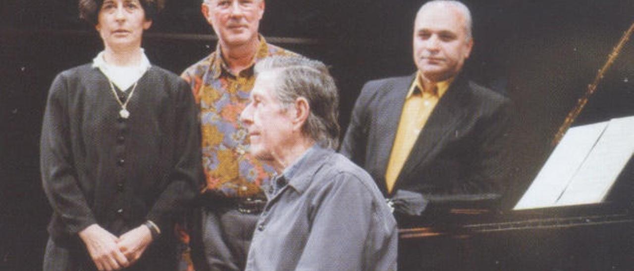 Ferrer, Juan Hidalgo y Marchetti, de izquierda a derecha, con Cage (sentado), en el Teatro Albéniz (Madrid 1991).