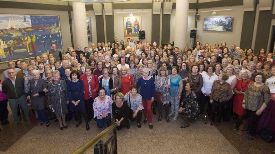 Alumnos de la Universidad Sénior se reúnen en una cena-baile