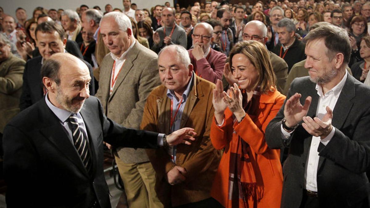 Alfredo Pérez Rubalcaba saluda a Carme Chacón tras ganar el último congreso socialista, en febrero del pasado año.