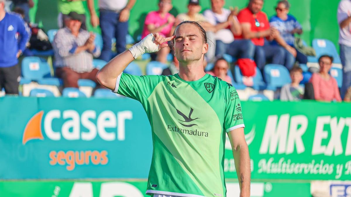 Josh Farrell celebra su segundo tanto ante el Guadalajara.