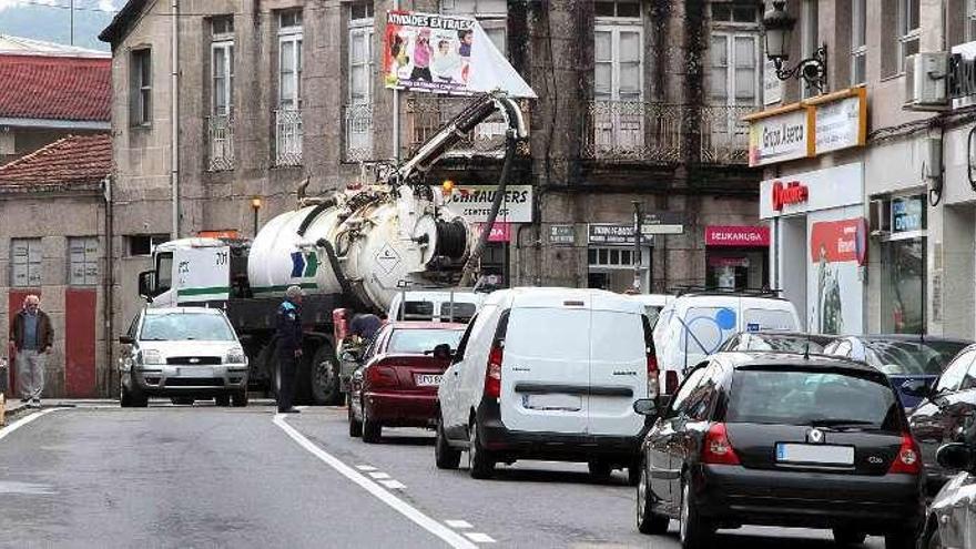 Un camión de FCC prestando sus servicios en Ponteareas. // A. H.