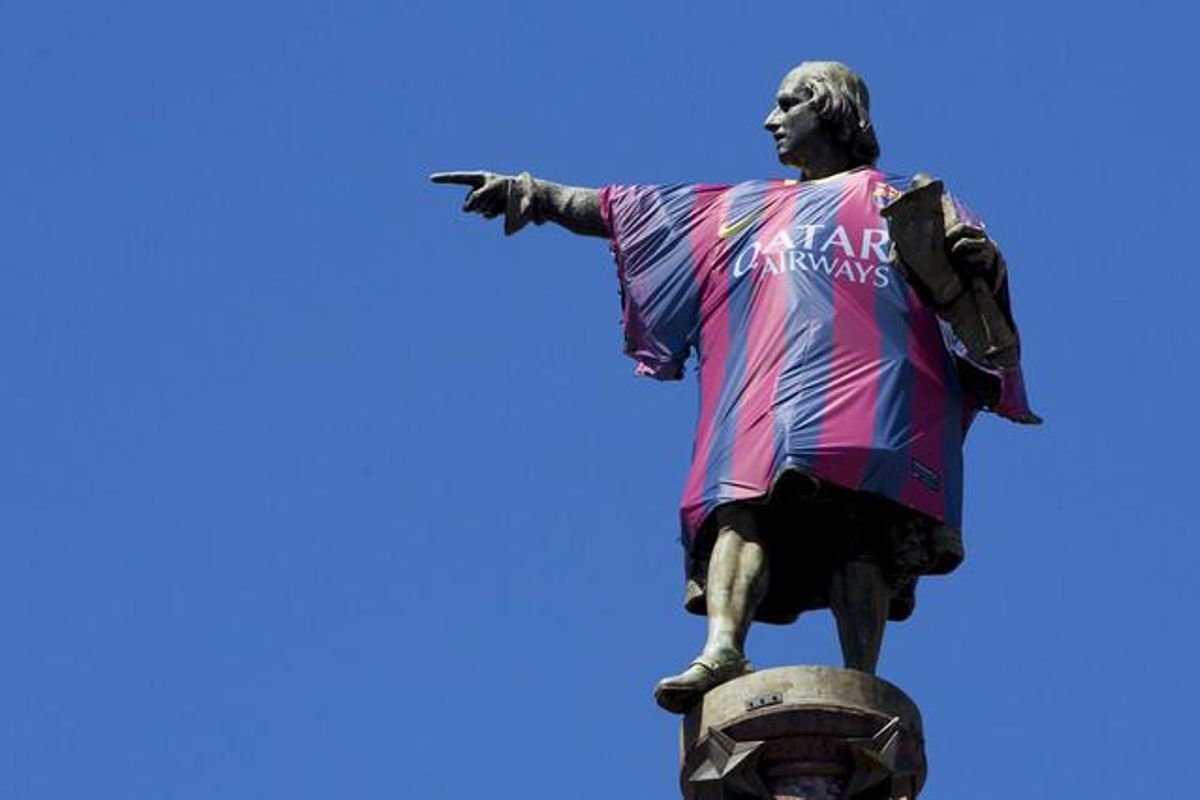 La campanya publicitària de Nike vesteix l’estàtua de Colom amb la nova samarreta del Barça. La campanya publicitària de Nike vesteix l’estàtua de Colom amb la nova samarreta del Barça.