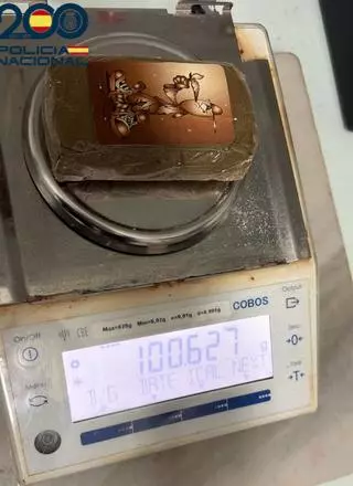 La Policía sorprende a un hombre que vendía una placa de 100 gramos de hachís en la estación de tren de Manacor