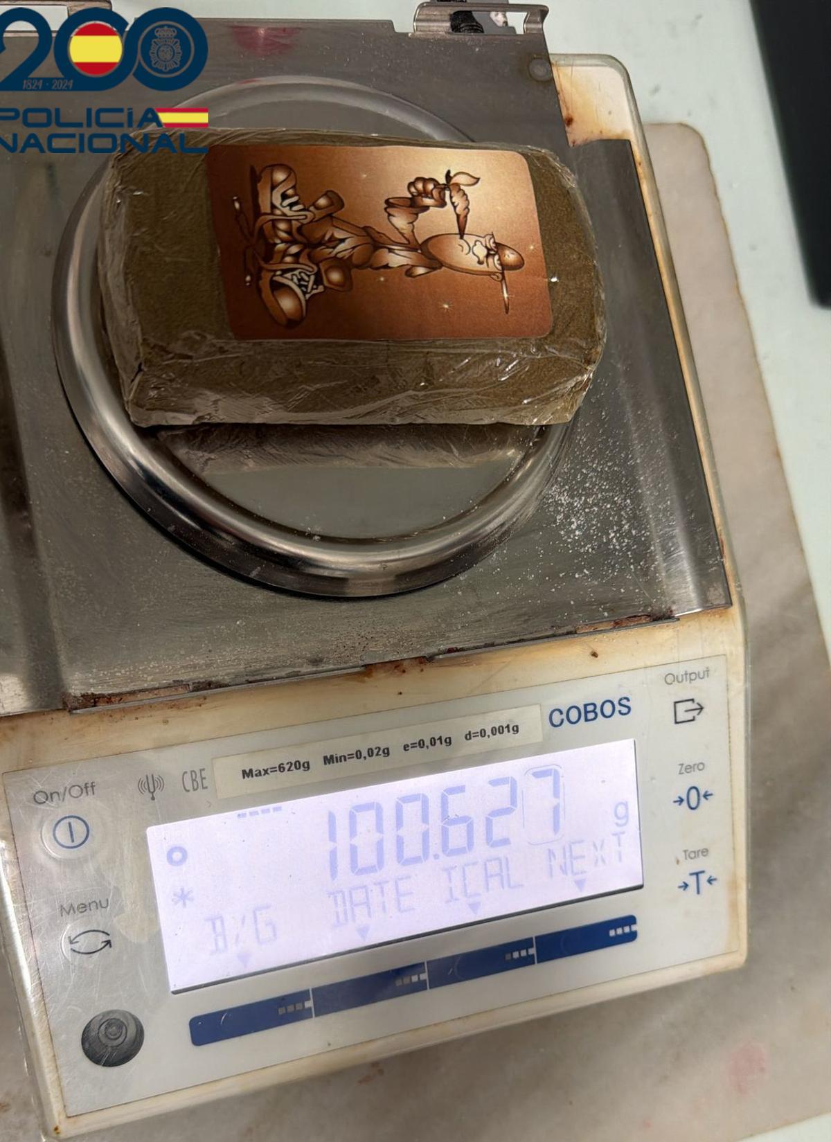 El paquete de hachís pesaba más de 100 gramos.