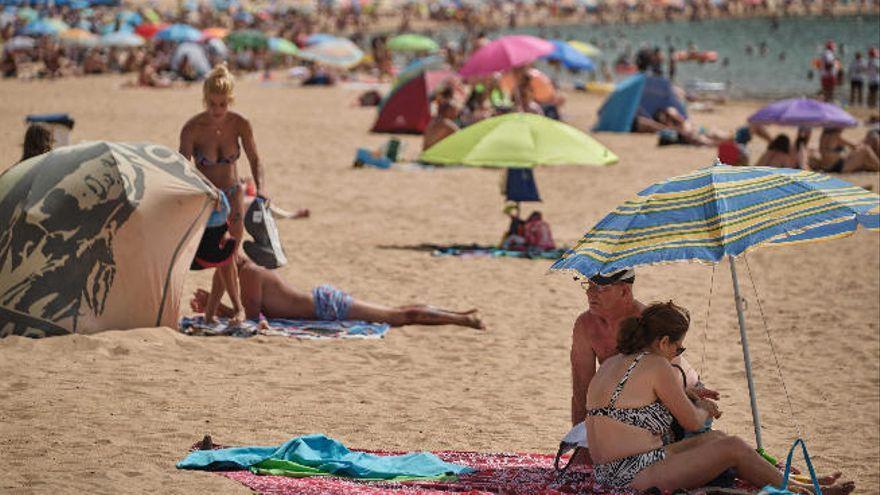 Bañistas en la playa de Las Teresitas.