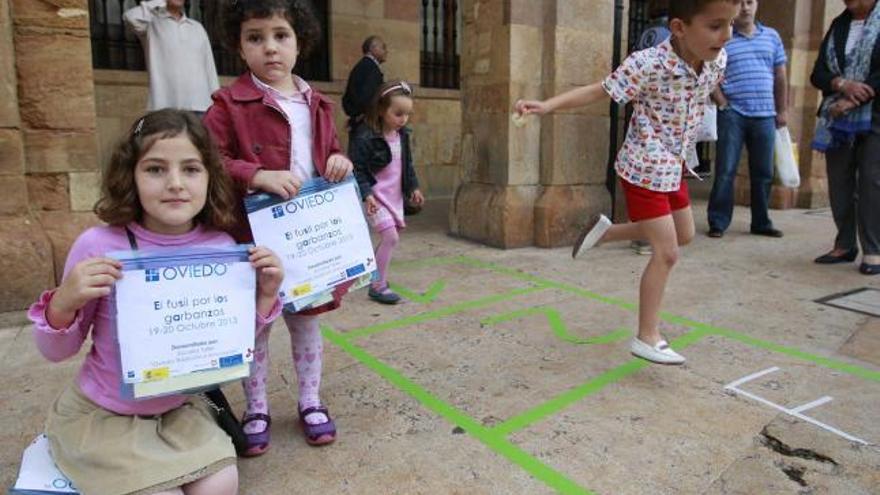 Jesús García sirve a Carmen Lorada. Con ella, alrededor de la mesa, Marta Braña, Mercedes Barreño, Inés Llera y Raquel Arias, y en la cabecera Damián Vallina. | luisma murias