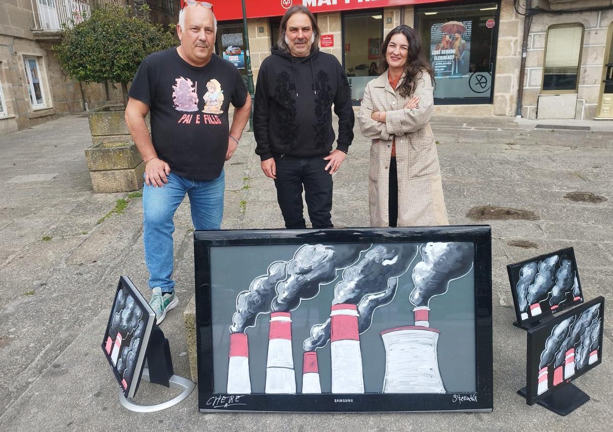 Los miembros de Artelixo, ayer, presentan el certamen.