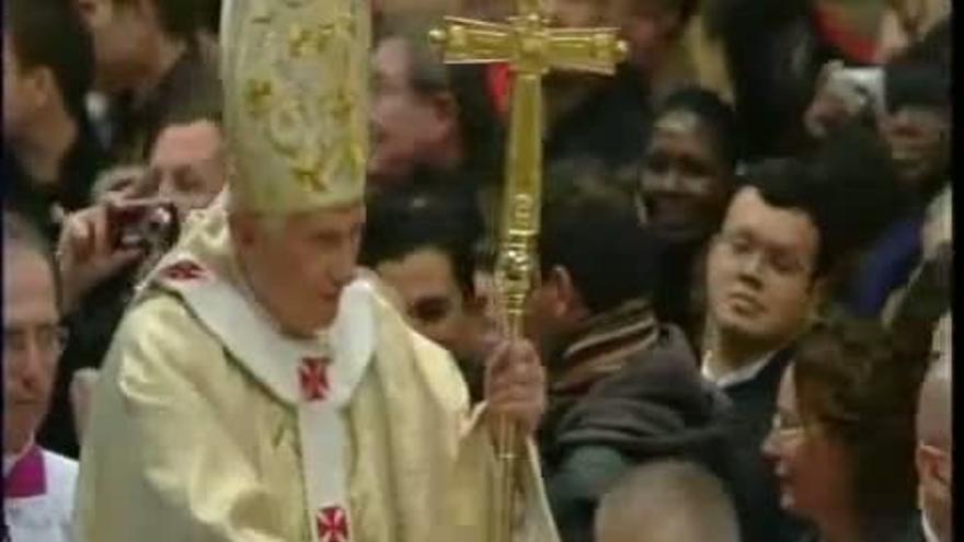 Benedicto XVI censura el materialismo navideño en la Misa del Gallo