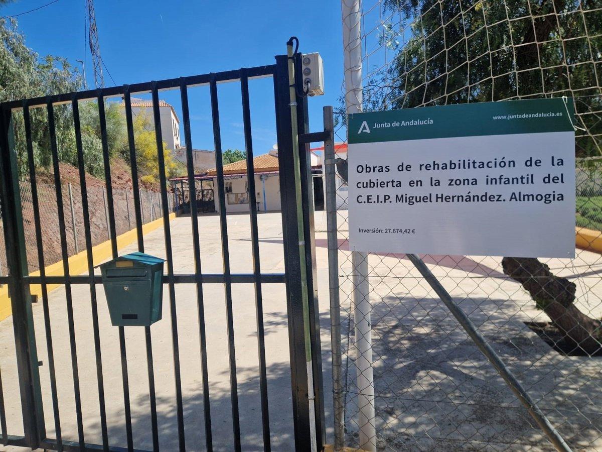 Comienzan los trabajos en la cubierta del CEIP Miguel Hernández de Almogía.