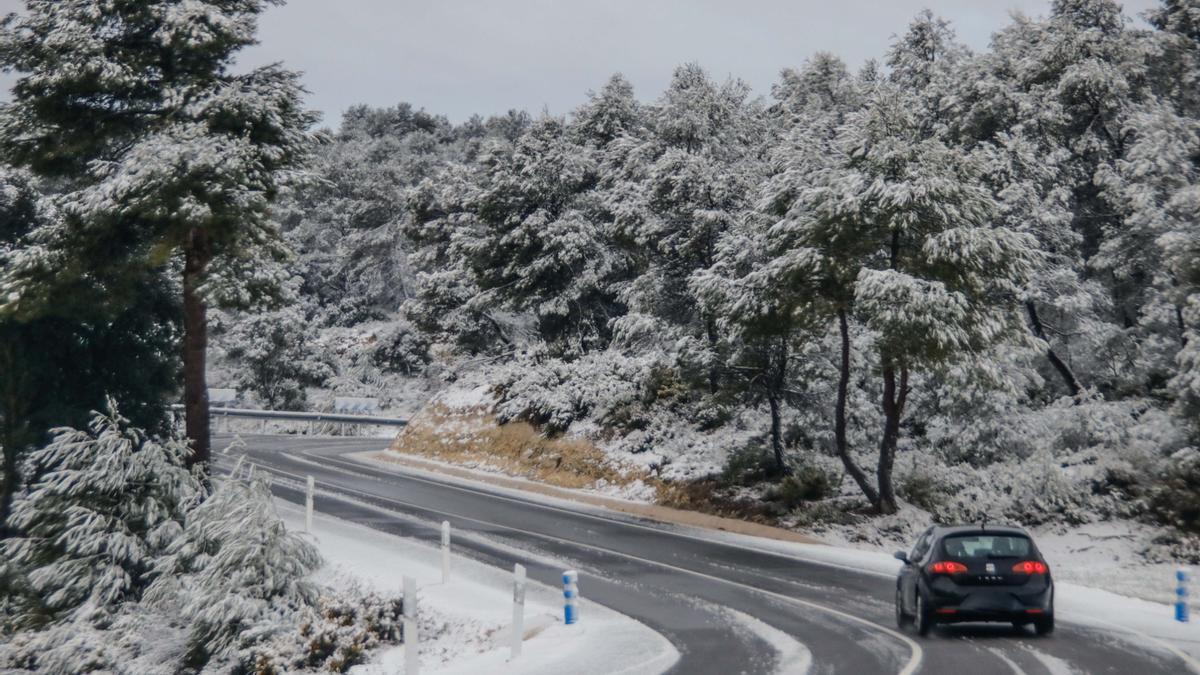 Alcoy amanece rodeada de nieve