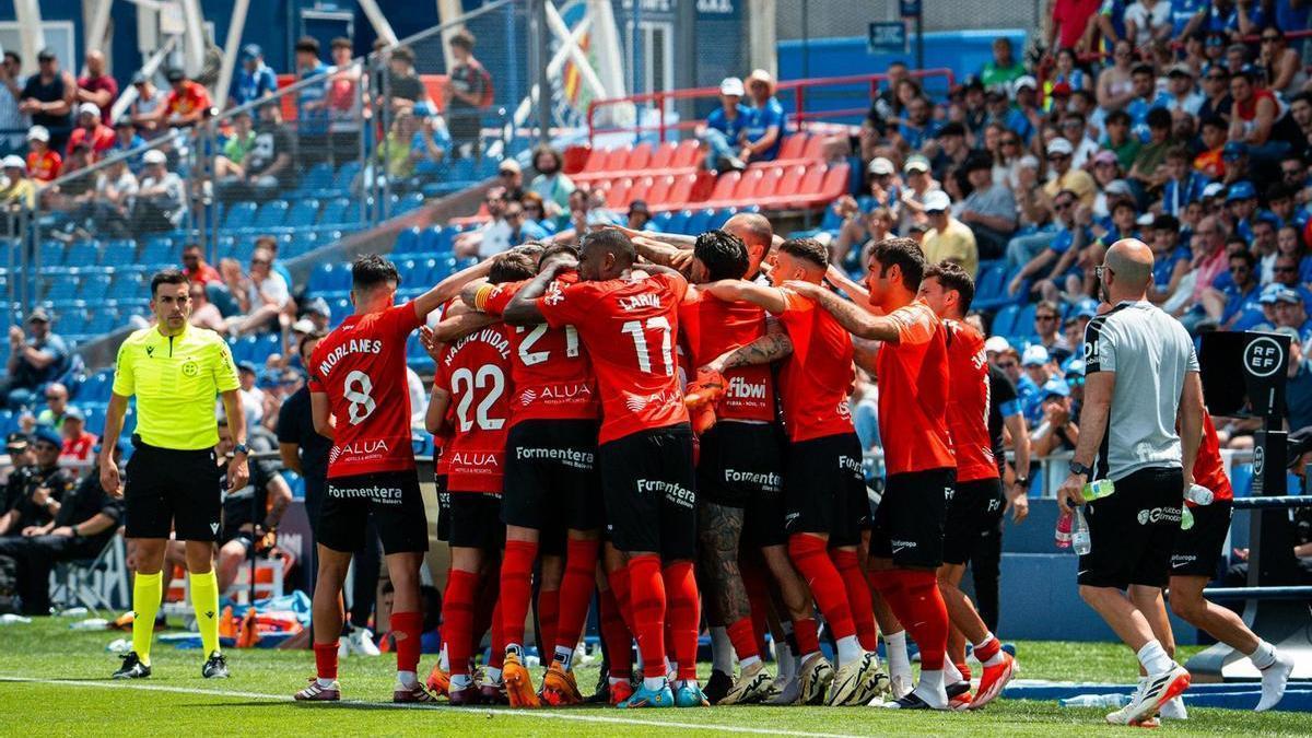 Los futbolistas del Mallorca se abrazan a Javier Aguirre en el último partido de la temporada jugado en Getafe.