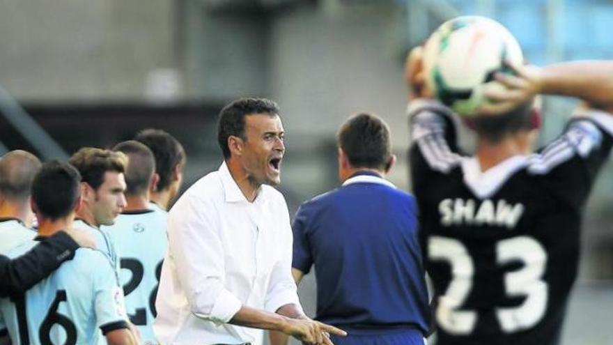 Luis Enrique arenga a sus jugadores durante el amistoso del Memorial Quinocho,    disputado el pasado sábado ante el Southampton inglés.  // Ricardo Grobas