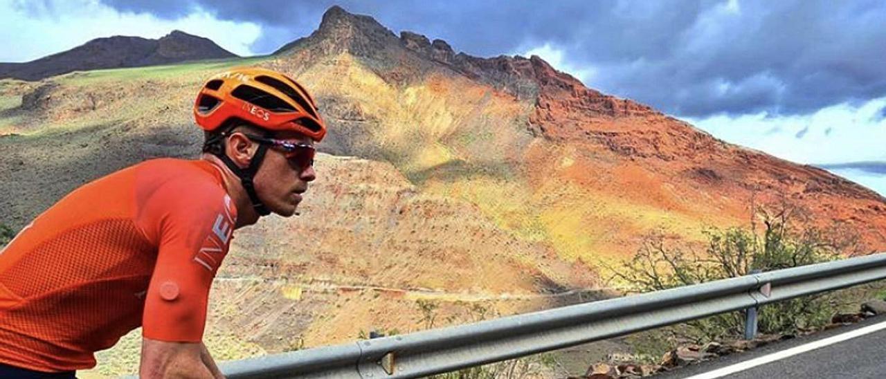 Rohan Dennis, ciclista australiano del Ineos Grenadiers, en pleno ascenso a la cumbre por la vertiente sur de Gran Canaria.