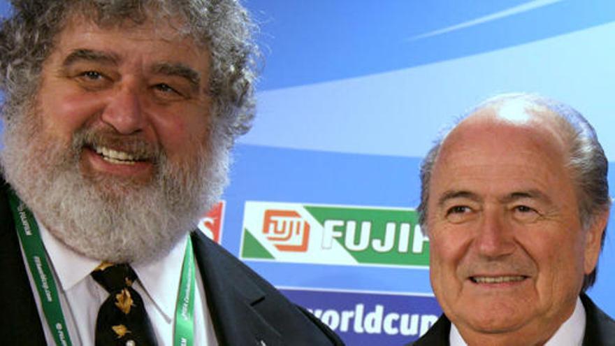 Chuck Blazer, con Blatter en una imagen de archivo.