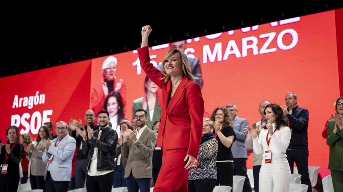 La secretaria general del PSOE Aragón, Pilar Alegría, saluda a su nueva Ejecutiva, en el Congreso del PSOE.