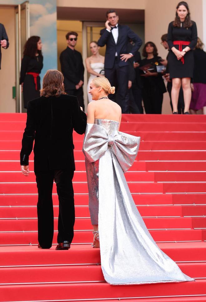 Diane Kruger  en la ceremonia de clausura del Festival de Cine de Cannes 2022 con vestido con lazo XXL de Ami Paris