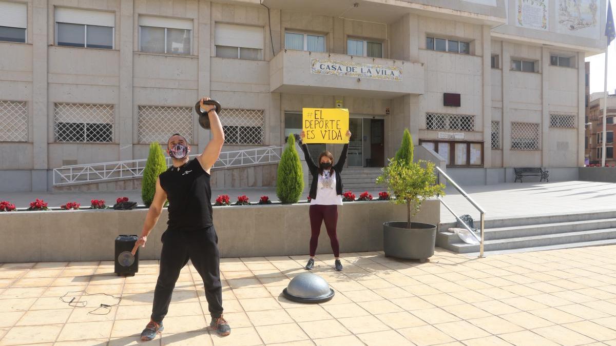 El dueño de un gimnasio de l&#039;Alcora entrena frente al ayuntamiento para protestar contra las restricciones