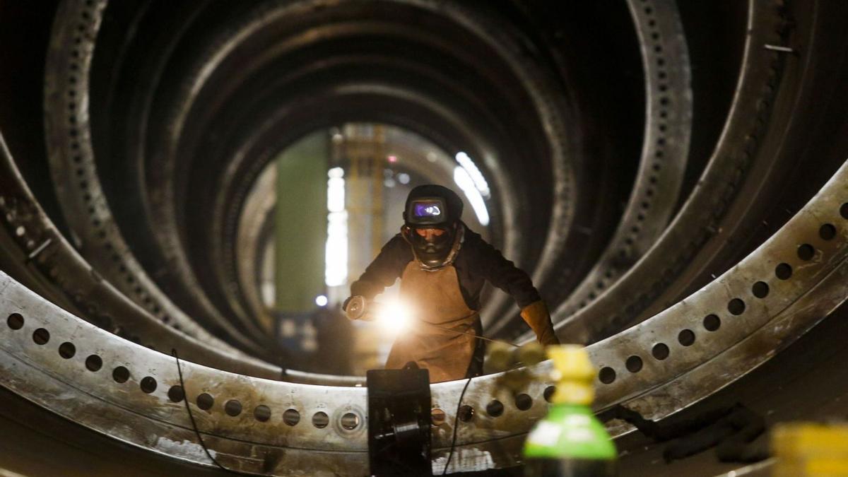 Un soldador en el interior de una de las grandes estructuras que fabrican las empresas asentadas en Avilés. | Ricardo Solís