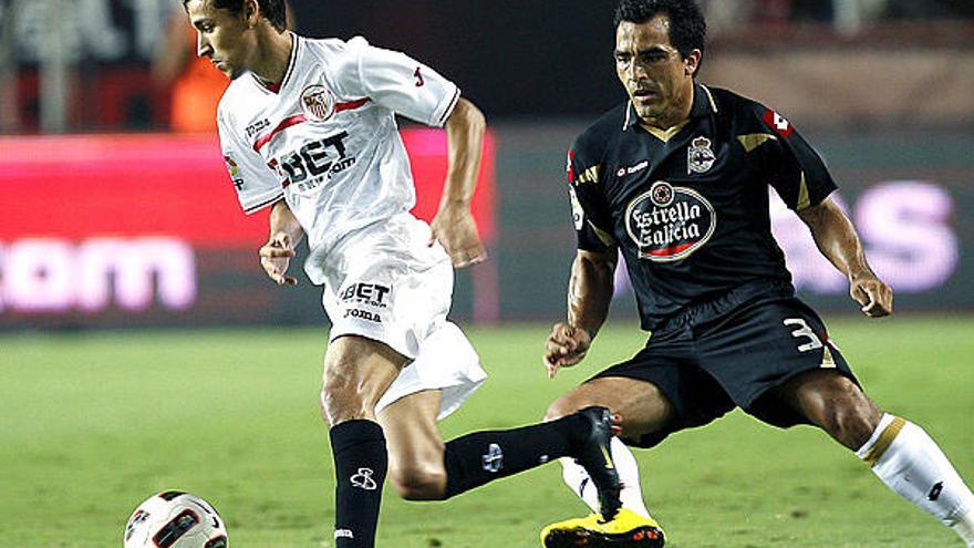 Jesús Navas avanza con la pelota ante un futbolista del Deportivo.