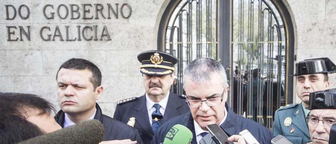 Santiago Villanueva, ante la sede de la Delegación del Gobierno en Galicia. // 13fotos