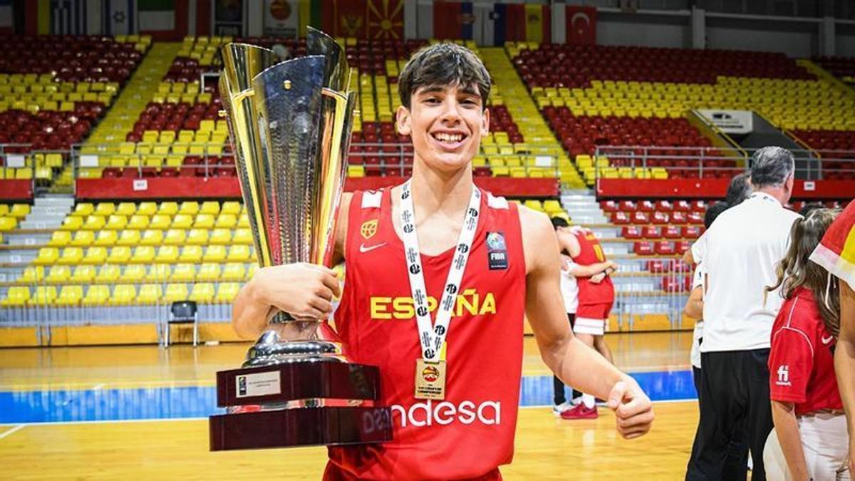 El naviego Andy Huelves, con el trofeo conquistado con España en el Campeonato de Europa sub-16 de baloncesto.