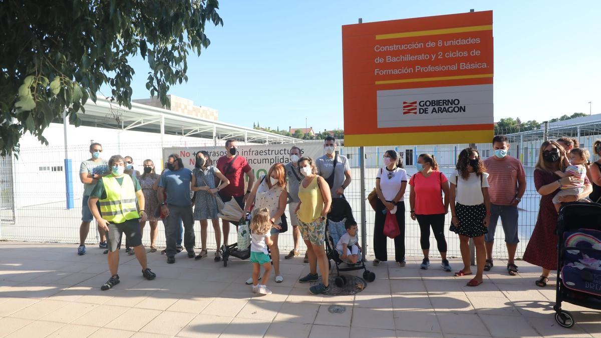 Protesta por la falta de aulas en el colegio Soledad Puértolas, en Valdespartera, este miércoles