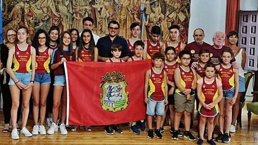 Foto de familia del acto de despedida celebrado ayer en el Ayuntamiento de Toro.