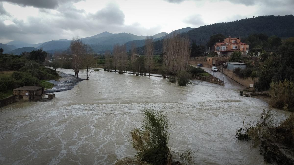 El río Serpis, en el Pas de la Guàrdia de Villalonga, durante la crecida generada por las fuertes lluvias el pasado mes de abril.
