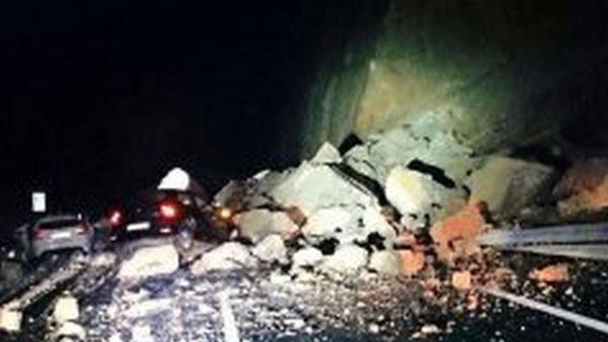 Un desprendimiento de rocas en el Monrepós atrapa dos coches y deja un herido leve