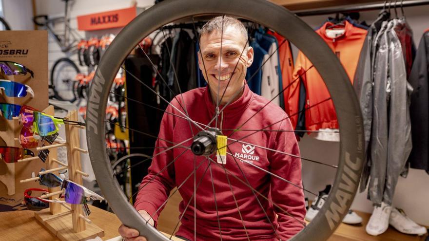 El exciclista, ayer, en las instalaciones de Marque Cycling en A Estrada. | Bernabé