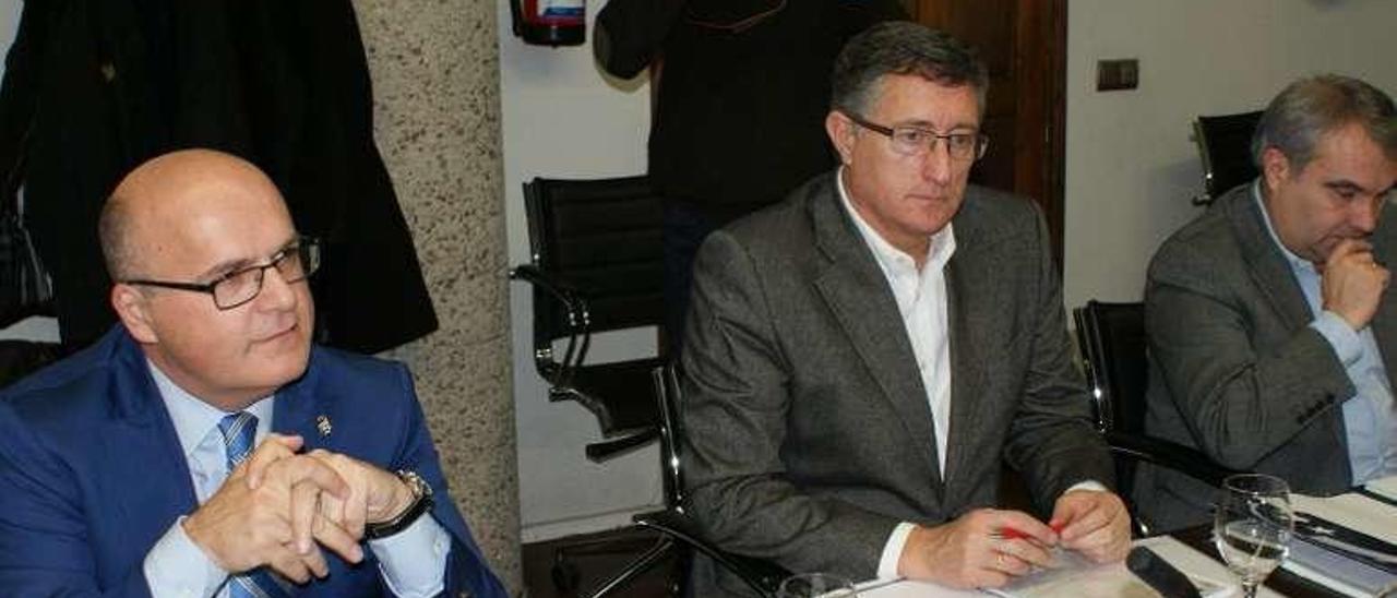 Baltar (izq) en la reunión de la junta de gobierno de la FEMP, junto a los alcaldes de Teruel y Badajoz. // FdV