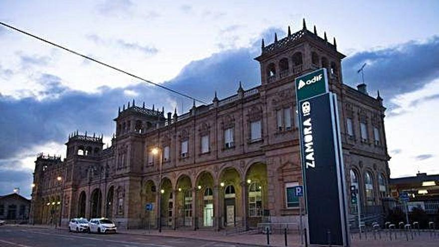 Estación de trenes de Zamora, sin apenas movimiento.