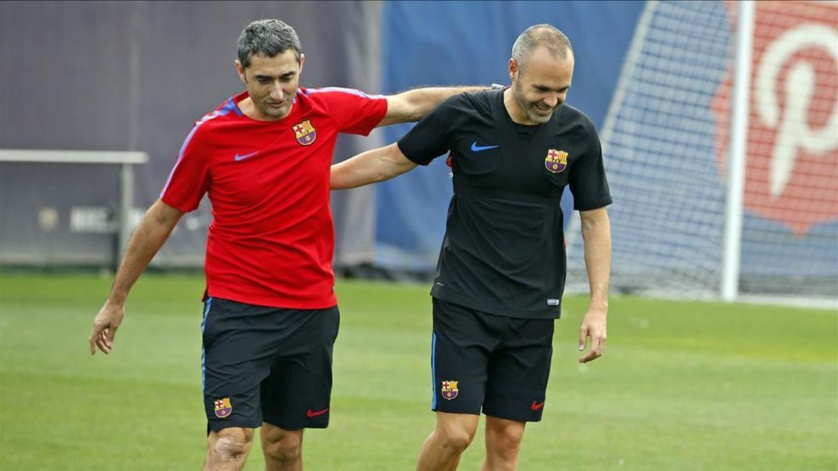 Ernesto Valverde se abraza a Andrés Iniesta en un entrenamiento