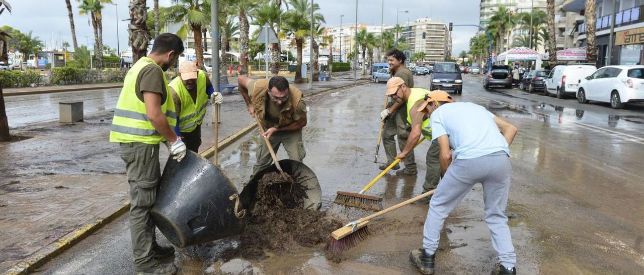 Operarios limpian lodo provocado por la riada que afectó a Santa Pola en 2019. | MATÍAS SEGARRA
