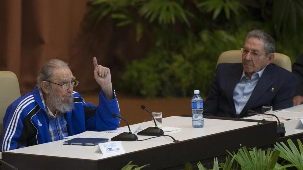 El expresidente cubano Fidel Castro (izquierda) habla junto a su hermano Raúl durante la clausura del Congreso del PCC, en el que apareció por sorpresa, en La Habana, este martes.