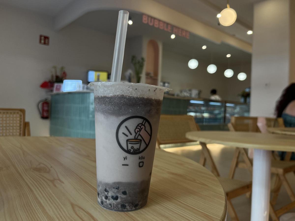 El bubble tea és una beguda d’origen taiwanès feta a base de te, llet i boles de tapioca