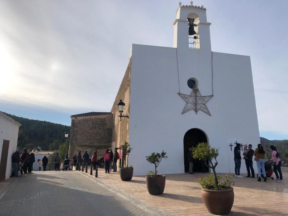 Sa Colla d''es Vedrà y los vecinos de Sant Agustí cumplen con su visita navideña a los tres pozos que han restaurado en los últimos diez años