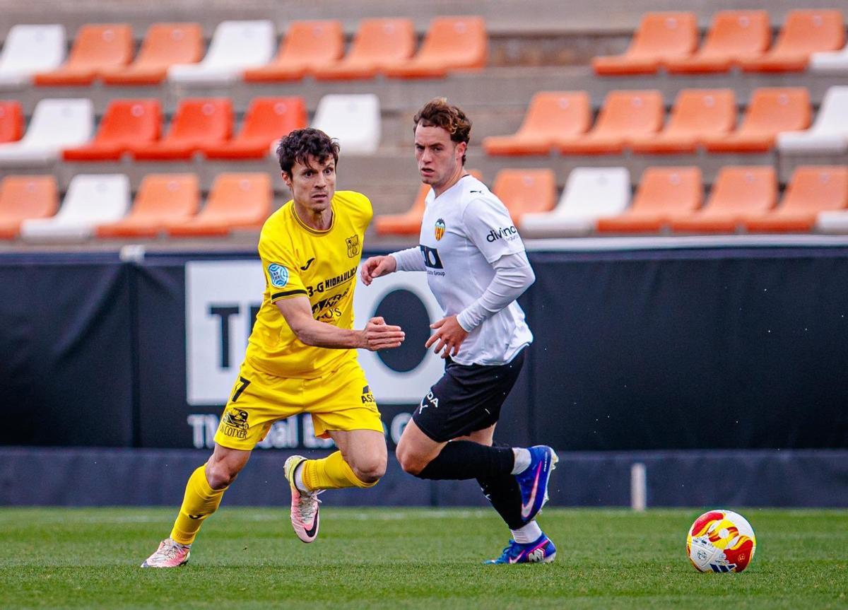 Fullana pugna por balón con un jugador del filial del Valencia