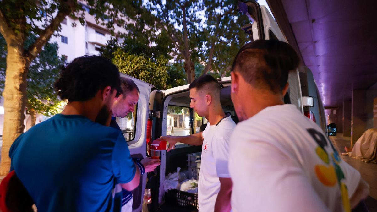 Una noche con Cruz Roja y las personas sin hogar de Córdoba