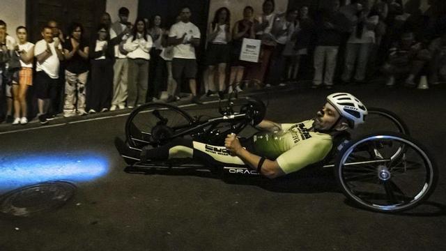 Norberto Chávez, durante la Vertical Nocturna en handbike. | MASKMORORUN