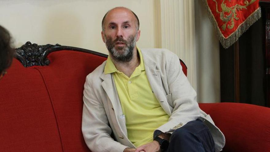 El regidor ourensano, Gonzalo Pérez Jácome, sentado en uno de los sillones del despacho de Alcaldía en el Concello de Ourense.   | // IÑAKI OSORIO