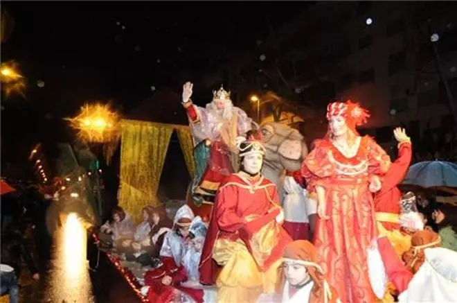 Los niños se encuentran con los Reyes Magos