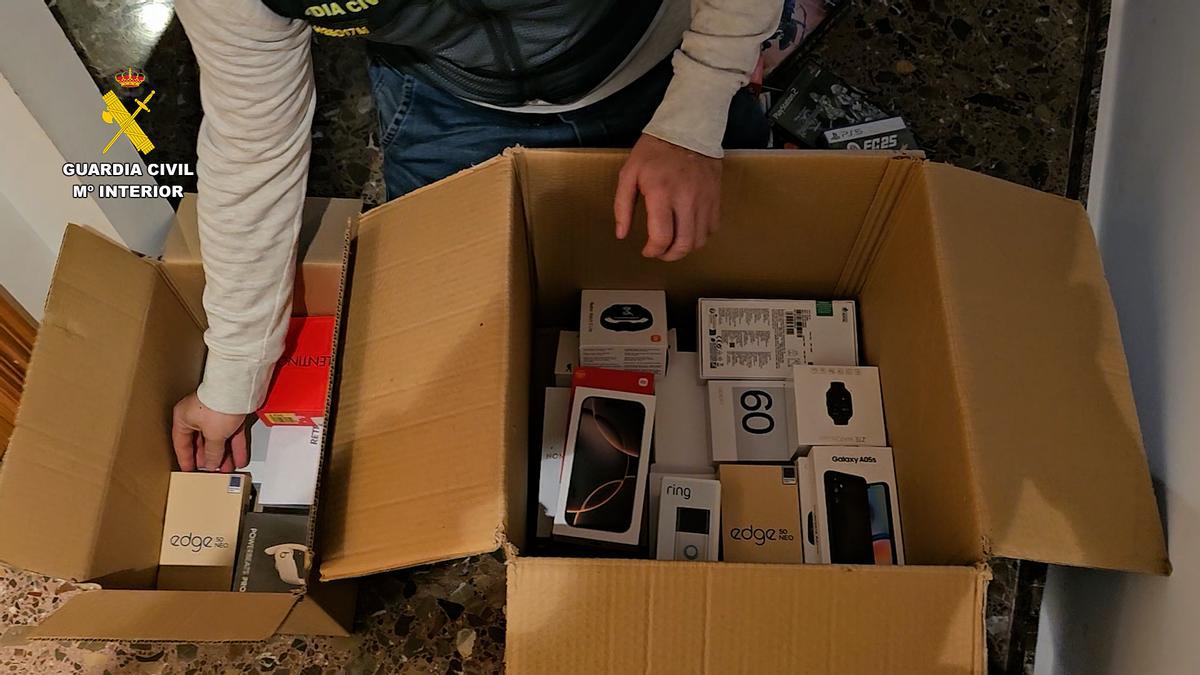 La Guardia Civil confiscó decenas de cajas con móviles, auriculares y otros productos electrónicos.