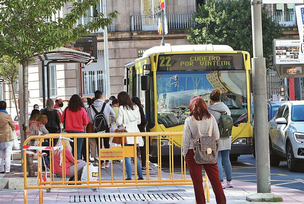 Un autobús realiza una parada en el Parque San Lázaro. |   // IÑAKI OSORIO