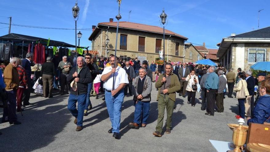 Los vecinos durante la procesión de San Martino de Mombuey