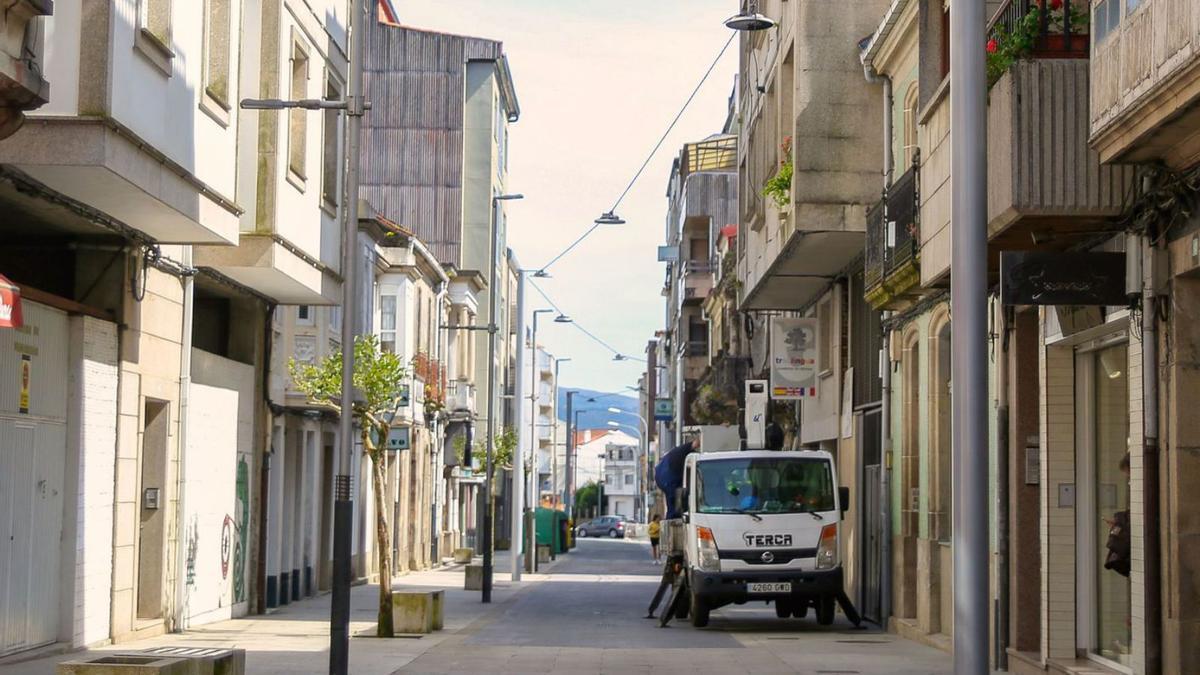 La calle Serafín Pazo estrena alumbrado en catenaria | BERNABÉ