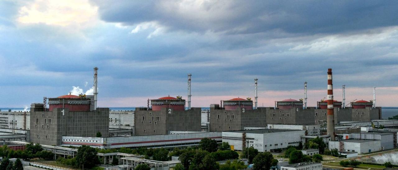 Vista general de la central nuclear de Zaporiyia, a Ucraïna. | DMYTRO SMOLYENKO